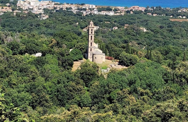 Village studio close to hiking trails and 12 minutes from the beach