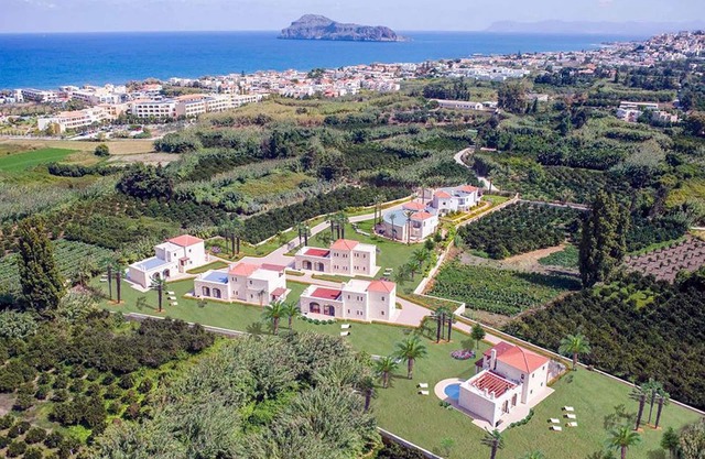 Villas Platanias - 4 bedroom villa with a heated pool