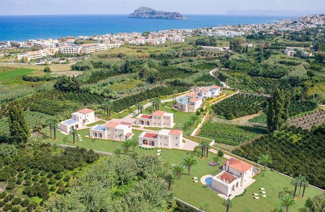 Villas Platanias - 4 bedroom villa with a heated pool