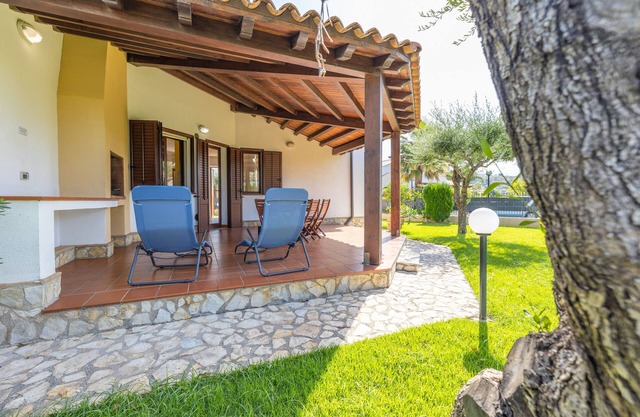 VILLECEFALU. English lawn. 2 kitchens, 3 bedrooms, 3 bathrooms, veranda