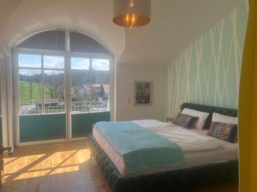 Villenzimmer mit eigenem Bad, Kunst und Aussicht