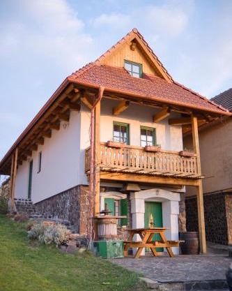 Vinařská búda nad golfem