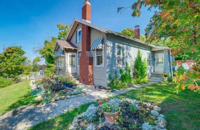 Vintage 1920's Cottage in the heart of downtown Charlevoix! Walk to everything!