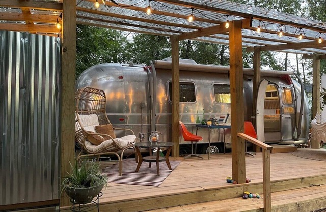 Vintage Airstream + Hot Tub + Glamping + Fire Pit