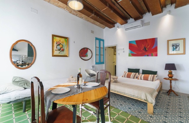 Vintage studio with kitchen, 15 min. from BCN downtown, 8 min. walk to the beach