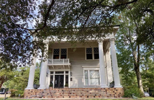 Vintage Studio Apartment Across from Fairview Inn
