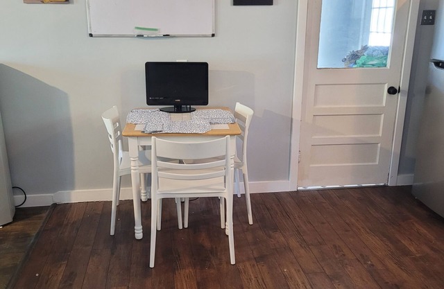 Vintage Vibes 2-bedrood bungalow in Northloop Austin