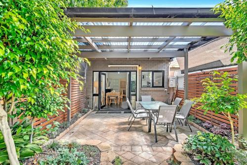 'Violet Cottage' An Idyllic Urban Oasis for Two