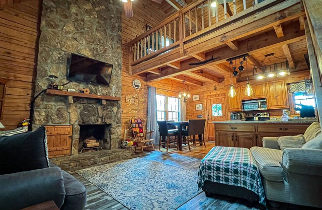 Visit Callaway's Fantasy in Lights with Happy’s Hideaway- Fiber Wifi and Hot tub