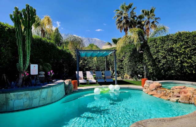 Vista View -Fun in the Sun! Just minutes from Downtown Palm Springs and Tram