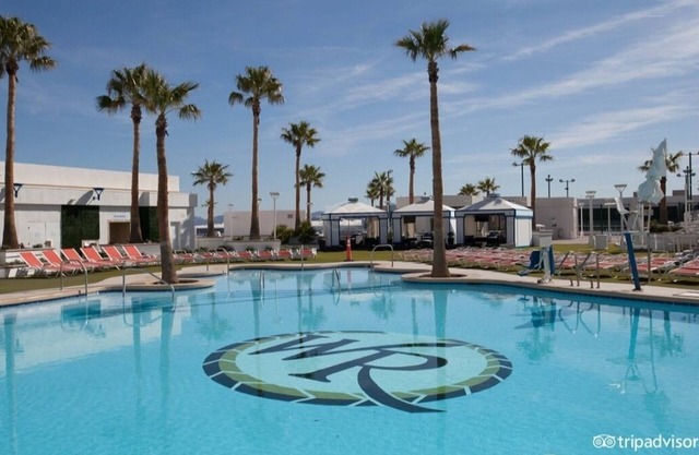 VIVA LAS VEGAS Four Night Getaway Stay 5 minutes to Fremont with complimentary