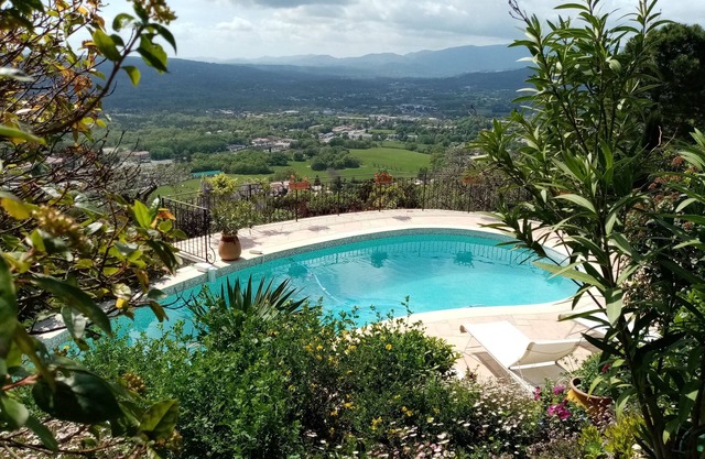 Vue Époustouflante, Studio au Bord de la Piscine Dans un Écrin de Verdure