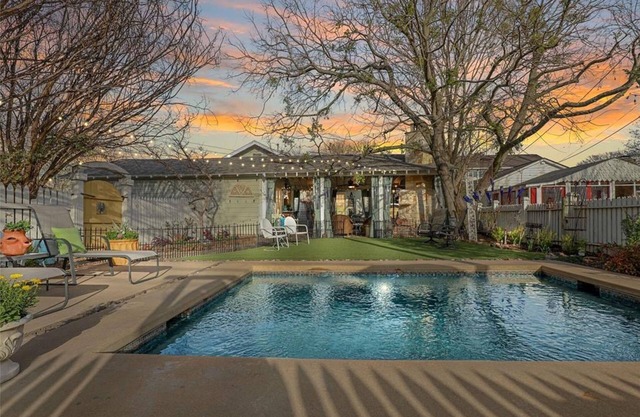 {Waddill Cottage} Historic Downtown McKinney charming Craftsman with pool