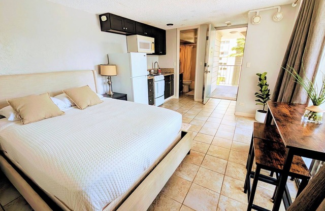 Waikīkī Wind - Private Condo Near Beach with Canal View & Lanai