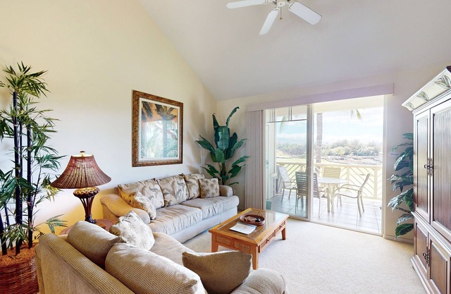 Waikoloa Resort gem with pool, hot tub & balcony - 1 mile to beach