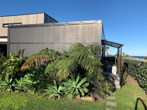 Wainui Beach studio - 2 minutes walk to beach