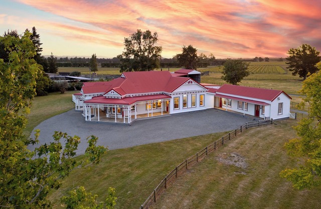 Waipipi Homestead - 6 bedroom historical homestead with pool, spa and yoga room