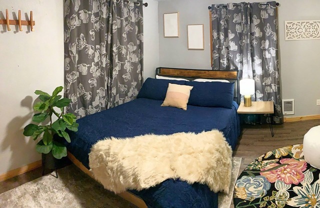 Walk-In Creekside Apartment - Fireplace & Cozy Living Room