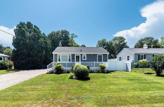Walk to 3 private Misquamicut beaches, 3-bdrm completely renovated beach house!