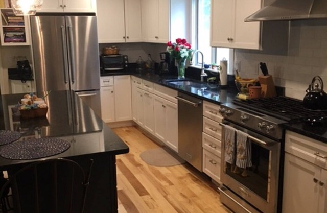 Walk to beach & close to Falmouth Village & restaurants, near Green Pond Harbor.