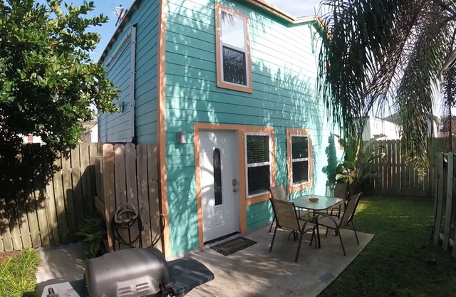 Walk to Beach - Free Umbrella & Chair - Pet Friendly - WiFi + Smart TVs