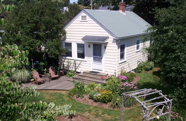 Walk to Beach from adorable vintage cottage!