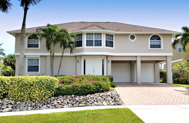 Walk to Beach, Restaurants, Shops, Movies. Water Front, Large Heated Pool, Dock