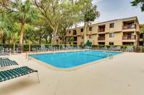 Walk to Beach Hilton Head Getaway with Balcony!