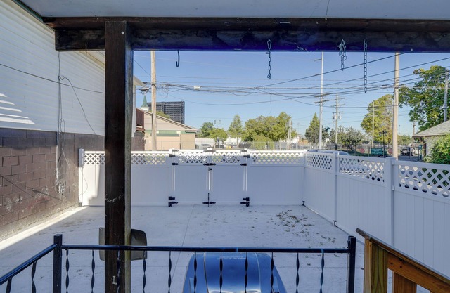 Walk to Churchill Downs: Central Louisville Home!