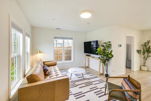 Walk to Cowboys Games Arlington Home with Pool!