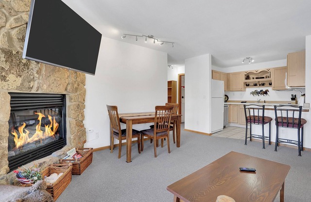 Walk to Dining & Shopping | W&D| Comm Hot Tubs | Free Bus Line| Monthly Rates