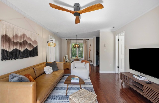 Walk to Downtown Blowing Rock - Pet Friendly with 2 Primary Bedrooms