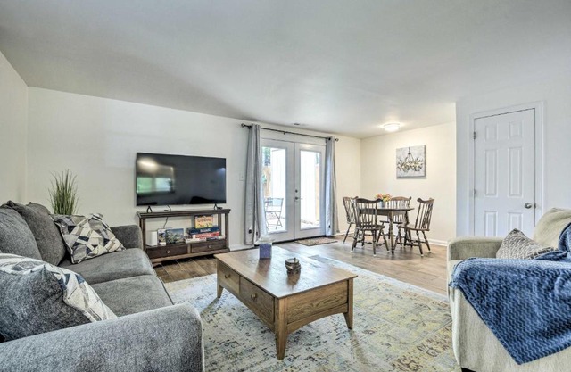 Walk to Dtwn and Breweries Townhome in Cary!