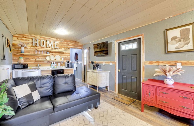 Walk to Grand Lake: Pet-Friendly Grove Getaway!