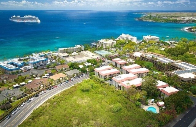 Walk to Kailua Village. AC. King Bed. Pool. Free Parking. In Unit Laundry
