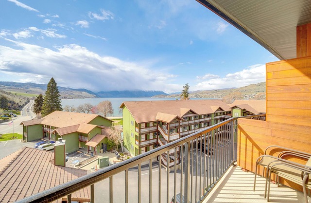 Walk to Lake Chelan: Top-Level Waterfront Condo