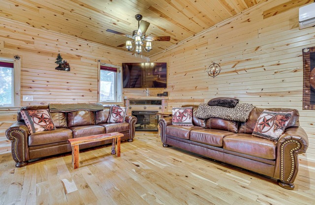 Walk to Lake & Dining: Couple’s Cottage in Pepin