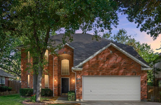 Walk to Lake Grapevine! 30+ days stays & pet friendly