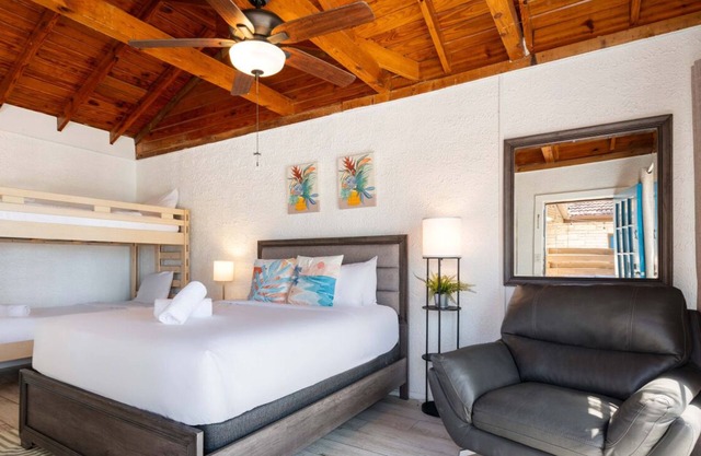 Walk to Lake Travis ✦ Lakefront Waterpark ✦ Cozy Studio w/Firepit & Patio