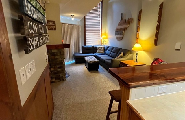 Walk to lifts-1bdrm w/hot tub & amazing sunsets from top floor of Rimfire Lodge
