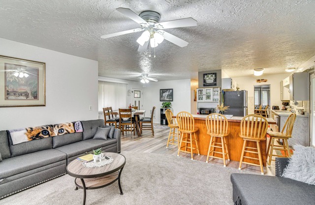 Walk to Park & Cowlitz River: Home w/Large Yard!