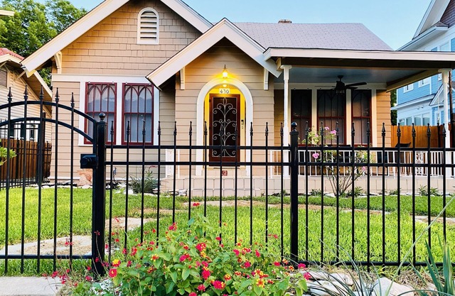 Walk to Pearl & Riverwalk! Historic Casita close to downtown SA