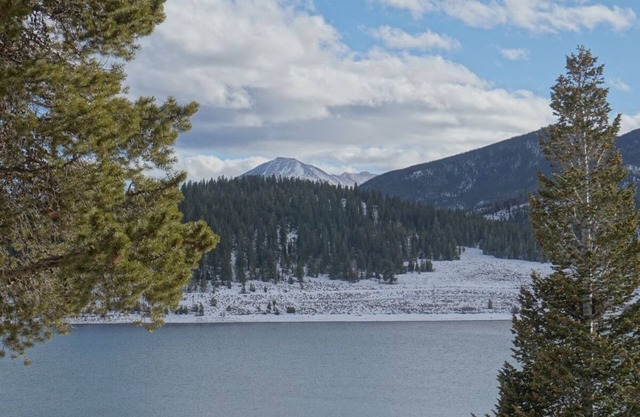 Walk to Shops! Beautiful Views On Lake Dillon, Hot Tubs & Pool