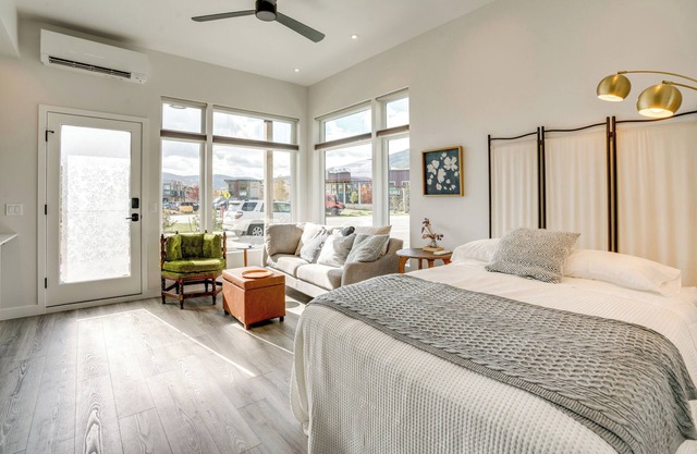 Walk to Ski Shuttles & Stores! Modern Frisco Unit