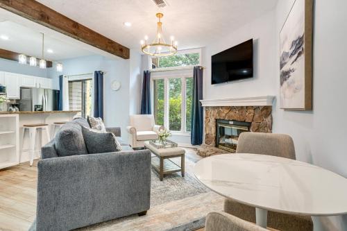 Walk to Slopes Wintergreen Resort Condo with Pool