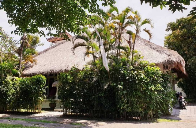 Walk to the beach! 2bd spacious villa, garden, sw. pool, (max 4 pers/min 3month)