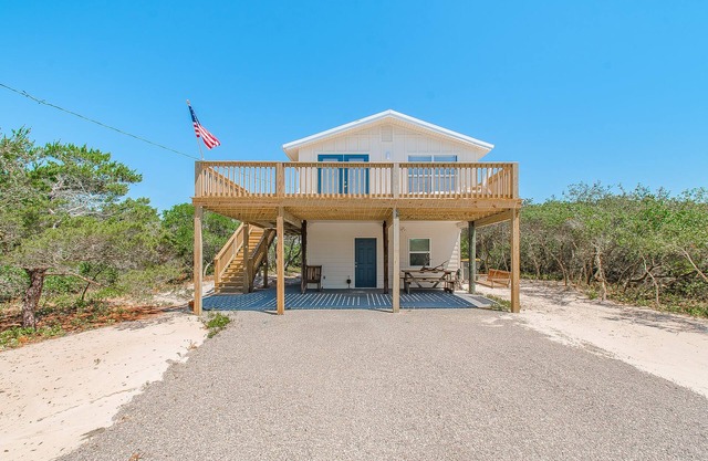 Walk to the beach! Pet friendly cottage/beach on Fort Morgan Peninsula.