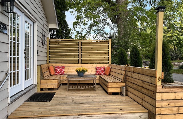Walk to Town + Trail - Cozy Studio Retreat