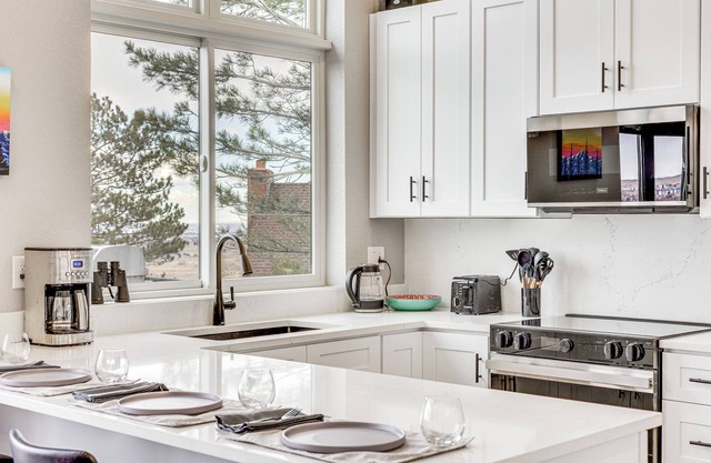 Walk to Trail: 'lookout Landing' Newly Built Home!