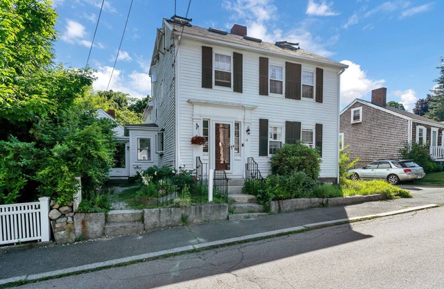 Walk to two Town Beaches & Bearksin Neck from In-Town Colonial